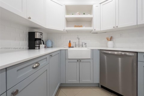 Condo in Miami Beach, Florida, 2 bedrooms  № 1729525 - photo 25