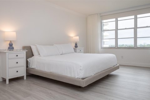 Condo in Miami Beach, Florida, 2 bedrooms  № 1729525 - photo 21