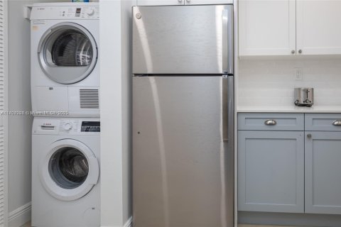 Condo in Miami Beach, Florida, 2 bedrooms  № 1729525 - photo 5