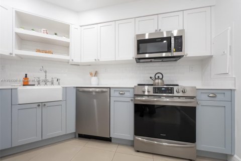 Condo in Miami Beach, Florida, 2 bedrooms  № 1729525 - photo 29