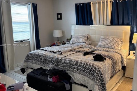 Immobilier commercial à vendre à Hialeah, Floride: 301.75 m2 № 2046439 - photo 4