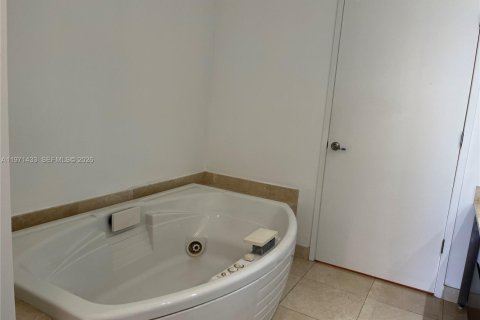 Condominio en venta en Sunny Isles Beach, Florida, 1 dormitorio, 82.03 m2 № 2033284 - foto 13