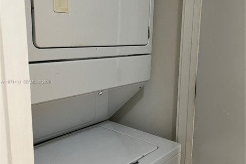 Condominio en venta en Sunny Isles Beach, Florida, 1 dormitorio, 82.03 m2 № 2033284 - foto 16