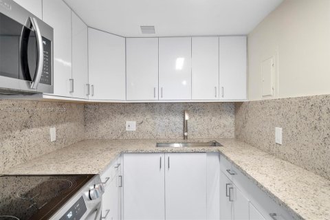 Condo in Miami Beach, Florida  № 1831131 - photo 11