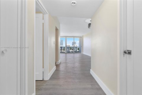 Condo in Miami Beach, Florida  № 1831131 - photo 16