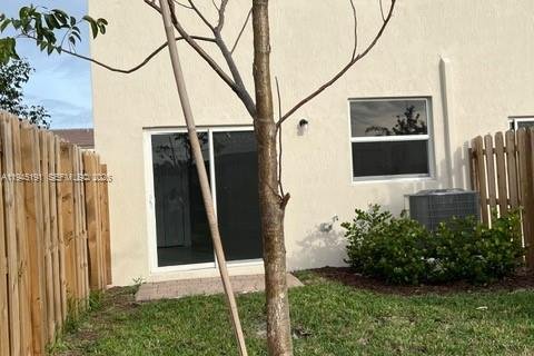 Townhouse in Miami, Florida 3 bedrooms, 127.55 sq.m. № 2060167 - photo 12