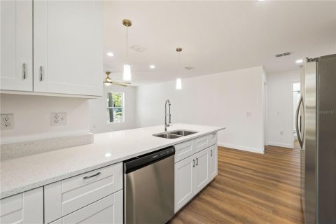 House in New Port Richey, Florida 3 bedrooms, 111.48 sq.m. № 1780758 - photo 5