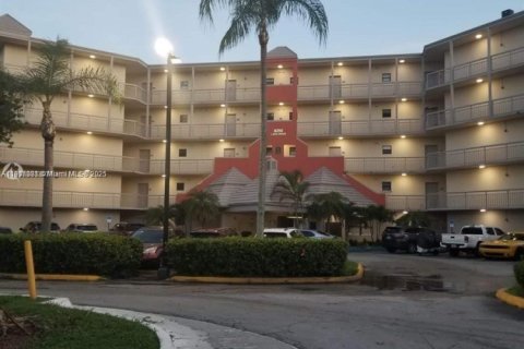 Condo in Doral, Florida, 2 bedrooms  № 1973841 - photo 16