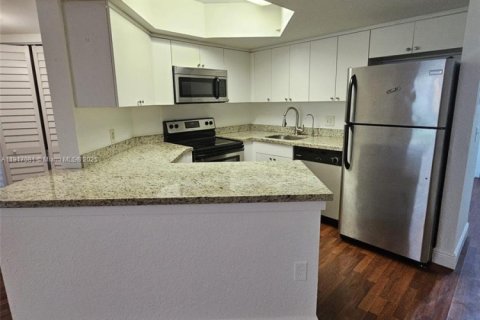 Condo in Doral, Florida, 2 bedrooms  № 1973841 - photo 2