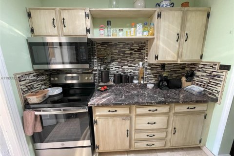 Villa ou maison à louer à Hollywood, Floride: 2 chambres, 113.34 m2 № 2041674 - photo 8