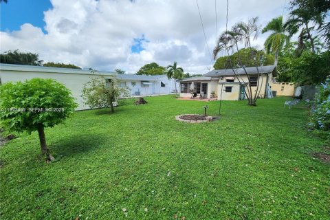 Villa ou maison à louer à Hollywood, Floride: 2 chambres, 113.34 m2 № 2041674 - photo 9