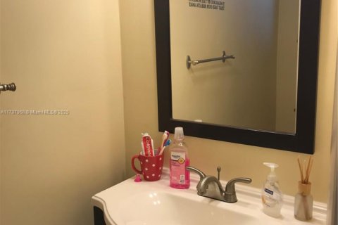 Condo in Bay Harbor Islands, Florida, 2 bedrooms  № 1674642 - photo 9