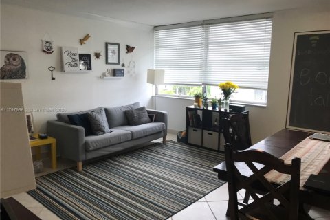 Condo in Bay Harbor Islands, Florida, 2 bedrooms  № 1674642 - photo 5