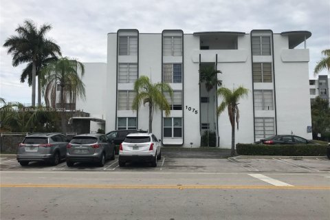 Condo in Bay Harbor Islands, Florida, 2 bedrooms  № 1674642 - photo 1