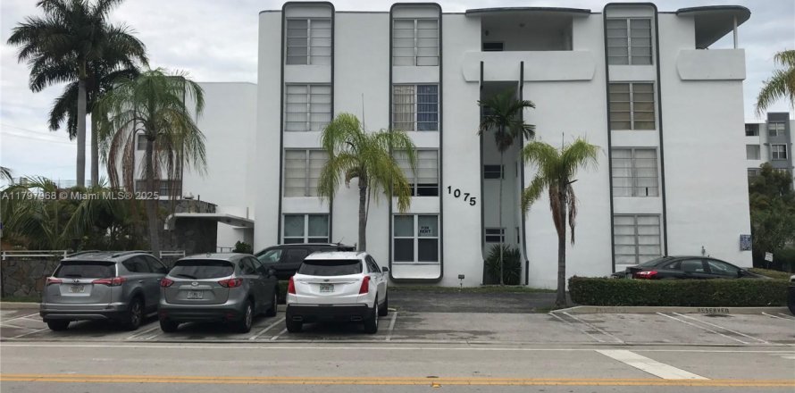 Condo in Bay Harbor Islands, Florida, 2 bedrooms  № 1674642