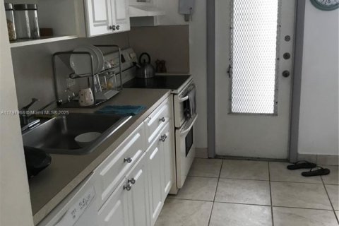 Condo in Bay Harbor Islands, Florida, 2 bedrooms  № 1674642 - photo 8