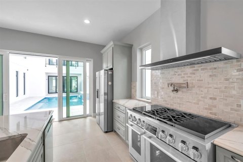 Купить виллу или дом в Брейдентон, Флорида 12 комнат, 375.42м2, № 1636635 - фото 28