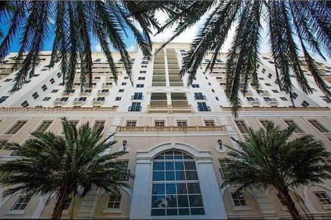 Condominio en alquiler en Coral Gables, Florida, 2 dormitorios, 116.22 m2 № 2002870 - foto 1