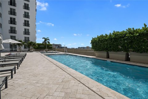 Condominio en alquiler en Coral Gables, Florida, 2 dormitorios, 116.22 m2 № 2002870 - foto 18