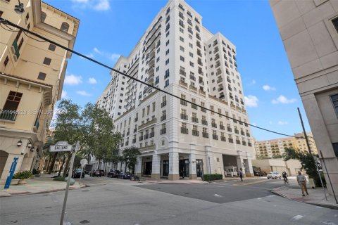 Condominio en alquiler en Coral Gables, Florida, 2 dormitorios, 116.22 m2 № 2002870 - foto 2