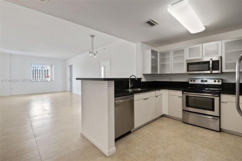 Condominio en alquiler en Coral Gables, Florida, 2 dormitorios, 116.22 m2 № 2002870 - foto 5