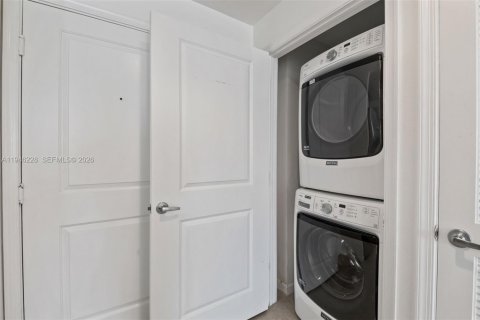 Condominio en alquiler en Coral Gables, Florida, 2 dormitorios, 116.22 m2 № 2002870 - foto 16