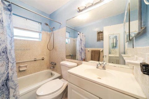 Condo in Lauderhill, Florida, 1 bedroom  № 1868590 - photo 13