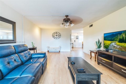 Condo in Lauderhill, Florida, 1 bedroom  № 1868590 - photo 7