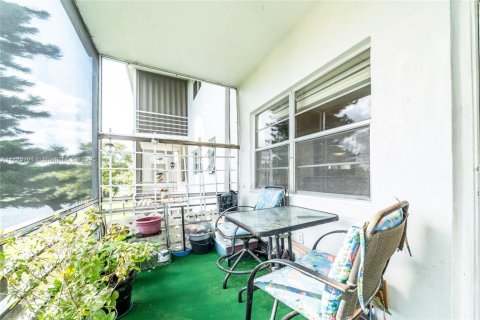 Condo in Lauderhill, Florida, 1 bedroom  № 1868590 - photo 3