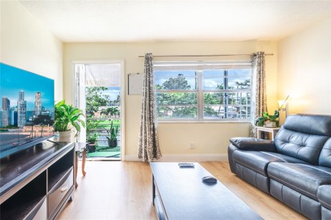 Condo in Lauderhill, Florida, 1 bedroom  № 1868590 - photo 1