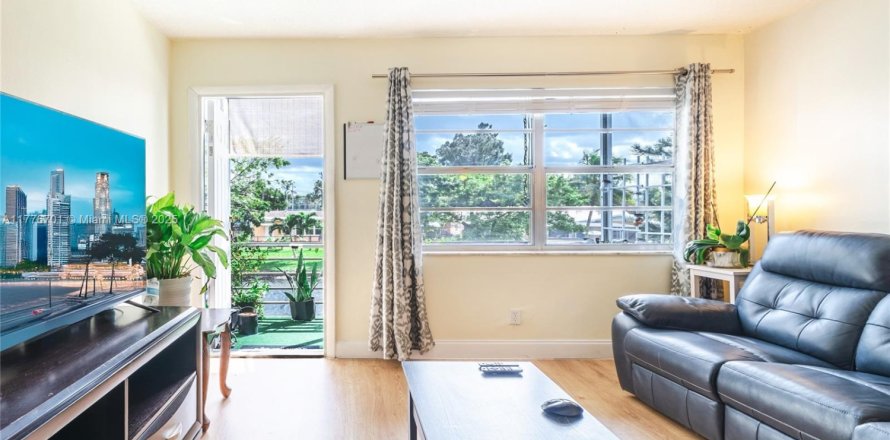 Condo in Lauderhill, Florida, 1 bedroom  № 1868590