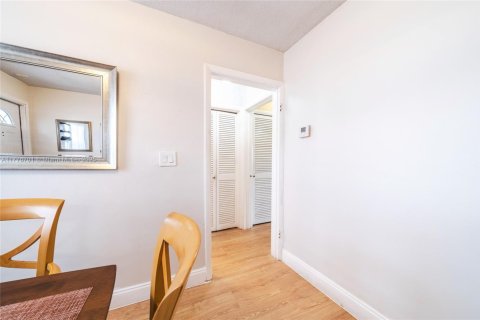 Condo in Lauderhill, Florida, 1 bedroom  № 1868590 - photo 14