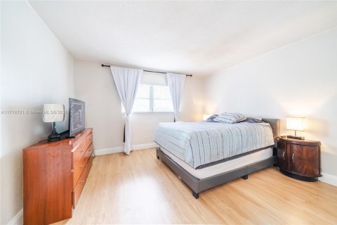 Condo in Lauderhill, Florida, 1 bedroom  № 1868590 - photo 11