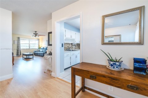 Condo in Lauderhill, Florida, 1 bedroom  № 1868590 - photo 8