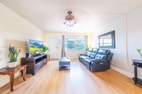 Condo in Lauderhill, Florida, 1 bedroom  № 1868590 - photo 4