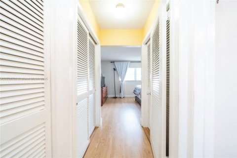 Condo in Lauderhill, Florida, 1 bedroom  № 1868590 - photo 9