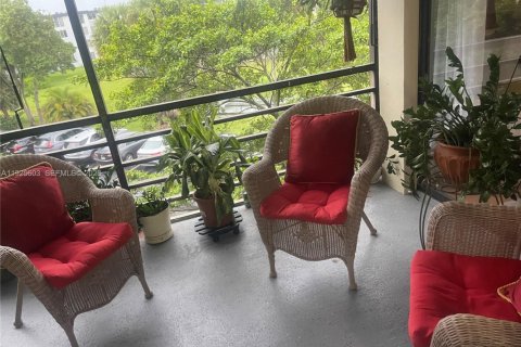 Condo in Miami, Florida, 2 bedrooms  № 2041321 - photo 26