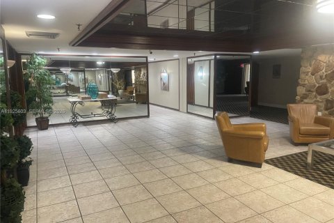 Condo in Miami, Florida, 2 bedrooms  № 2041321 - photo 8