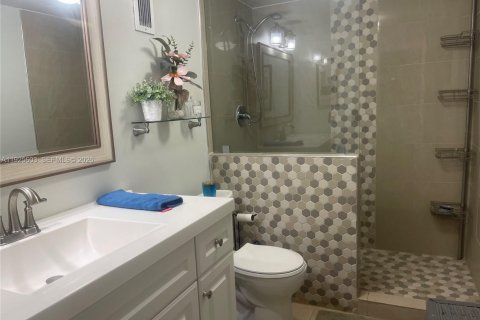 Condo in Miami, Florida, 2 bedrooms  № 2041321 - photo 16