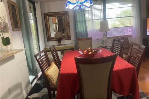 Condo in Miami, Florida, 2 bedrooms  № 2041321 - photo 13