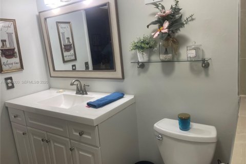 Condo in Miami, Florida, 2 bedrooms  № 2041321 - photo 17