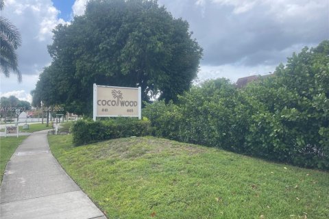 Condo in Miami, Florida, 2 bedrooms  № 2041321 - photo 2