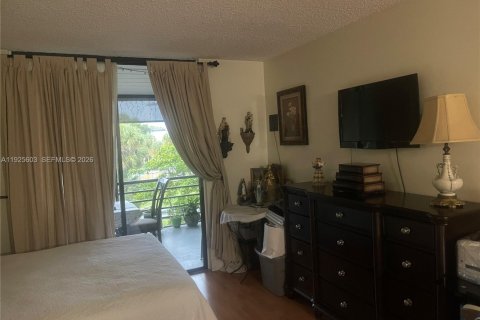 Condo in Miami, Florida, 2 bedrooms  № 2041321 - photo 25