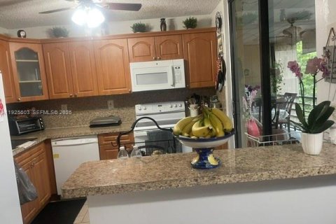 Condo in Miami, Florida, 2 bedrooms  № 2041321 - photo 10