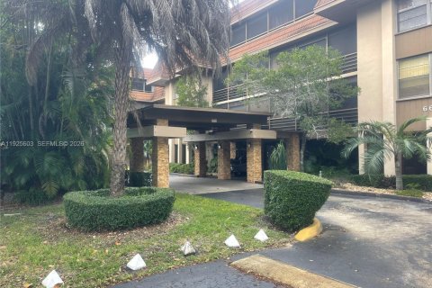 Condo in Miami, Florida, 2 bedrooms  № 2041321 - photo 3