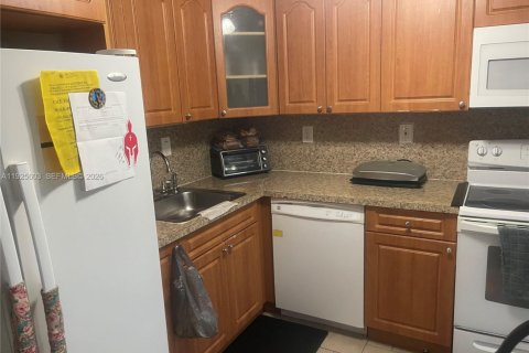 Condo in Miami, Florida, 2 bedrooms  № 2041321 - photo 11