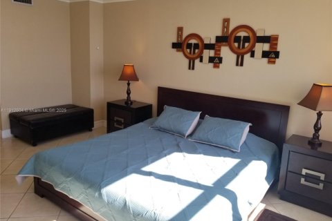 Copropriété à louer à Hollywood, Floride: 1 chambre, 91.04 m2 № 2021001 - photo 14