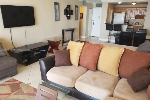 Copropriété à louer à Hollywood, Floride: 1 chambre, 91.04 m2 № 2021001 - photo 6