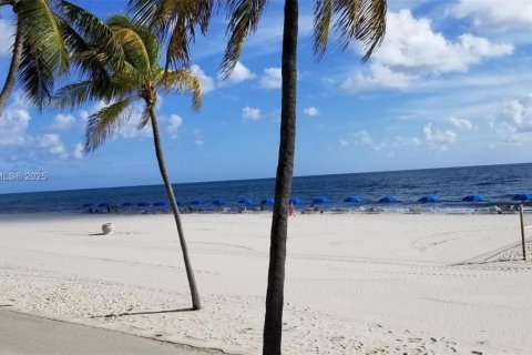 Copropriété à louer à Hollywood, Floride: 1 chambre, 91.04 m2 № 2021001 - photo 20