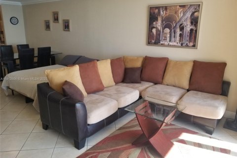 Copropriété à louer à Hollywood, Floride: 1 chambre, 91.04 m2 № 2021001 - photo 8